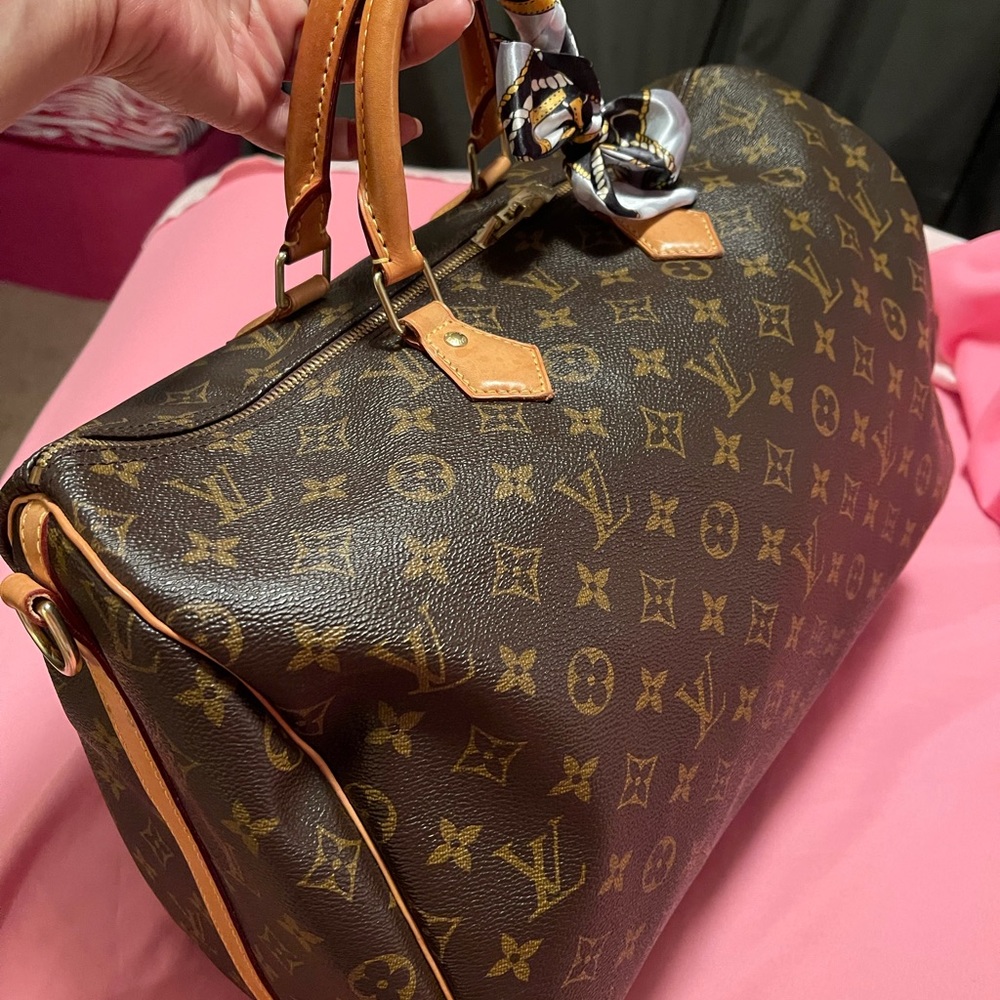 Authentic Louis Vuitton Speedy Bandouliere 40! A great price! With full strap!